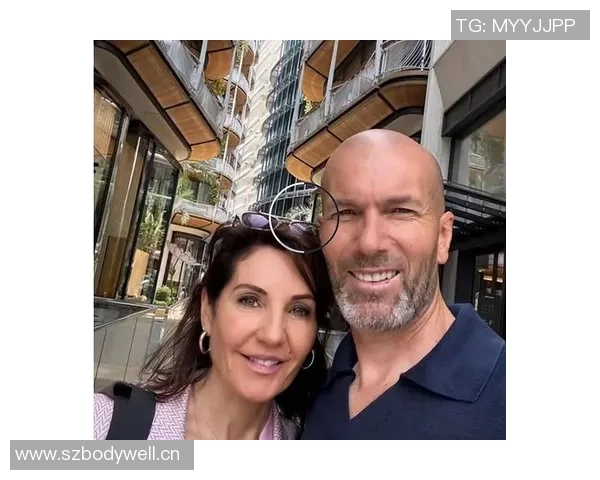 足球明星与爱妻甜蜜合影展现幸福生活瞬间引发网友热议 足球明星与爱妻甜蜜合影展现幸福生活瞬间引发网友热议